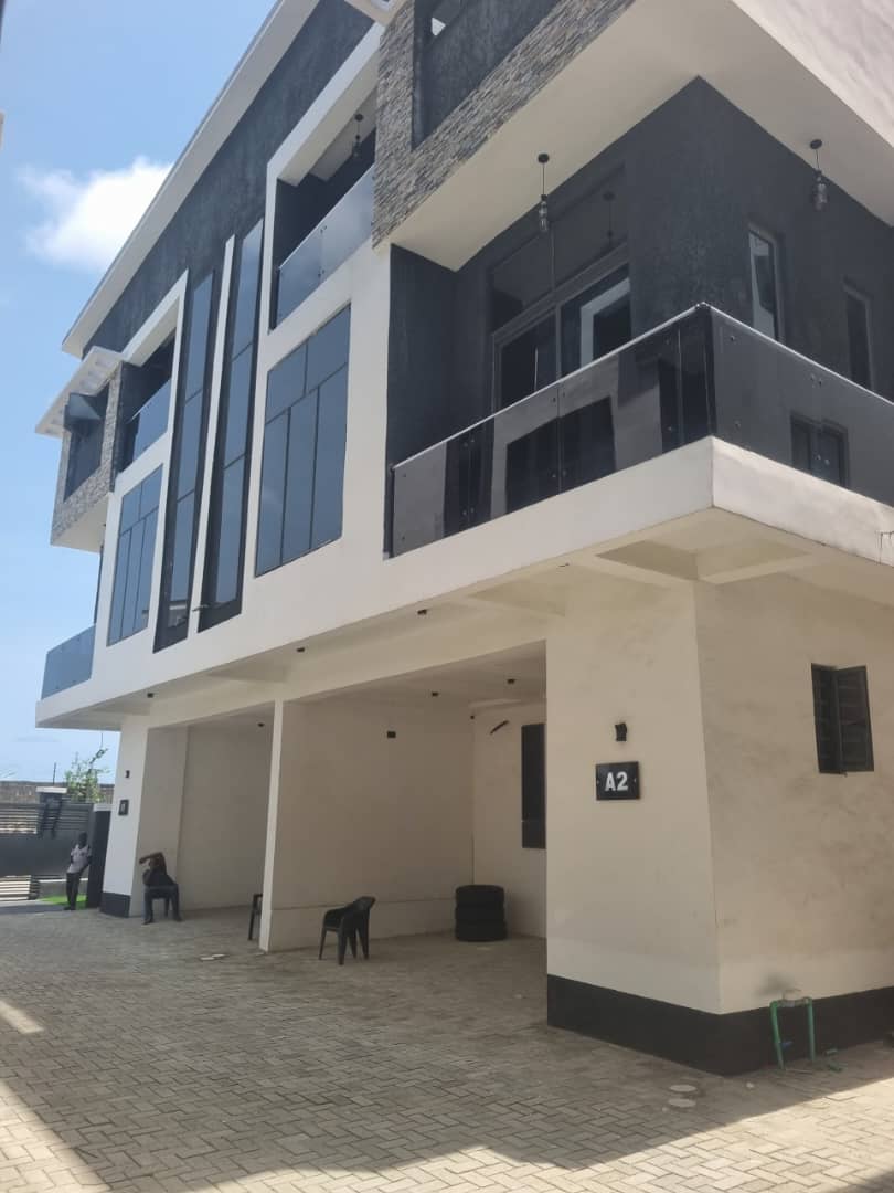 5 Bedrooms Semi Detached Duplex.